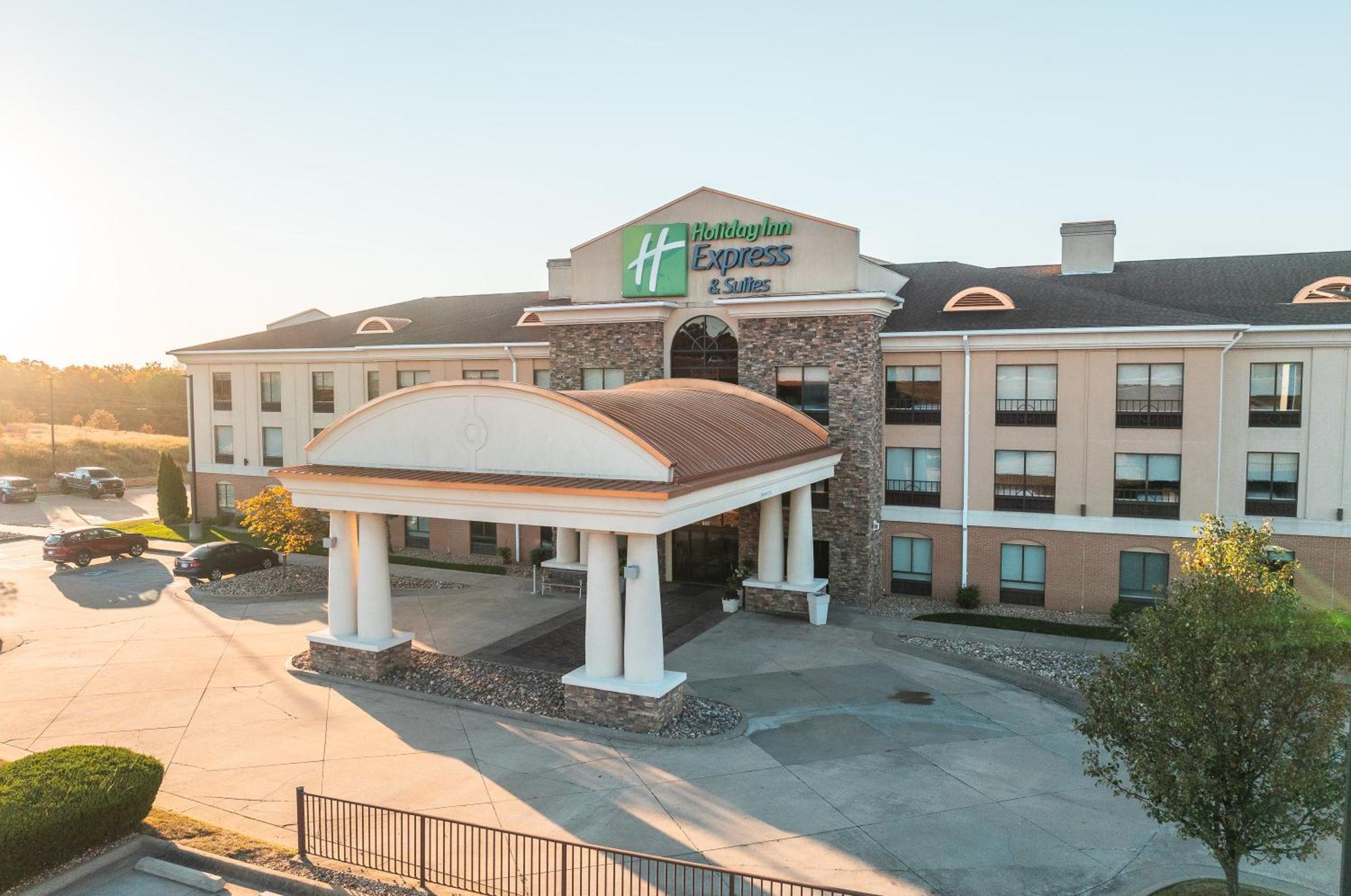 Holiday Inn Express Hotel And Suites Saint Robert By Ihg Exterior foto